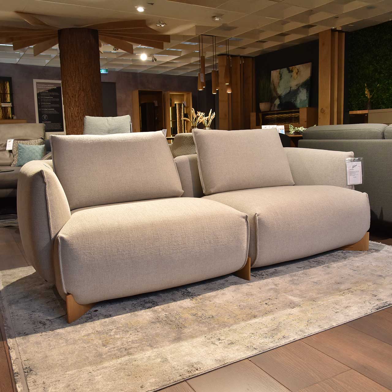 Zweisitzer-Sofa aus grauem Stoff mit Holzfüßen