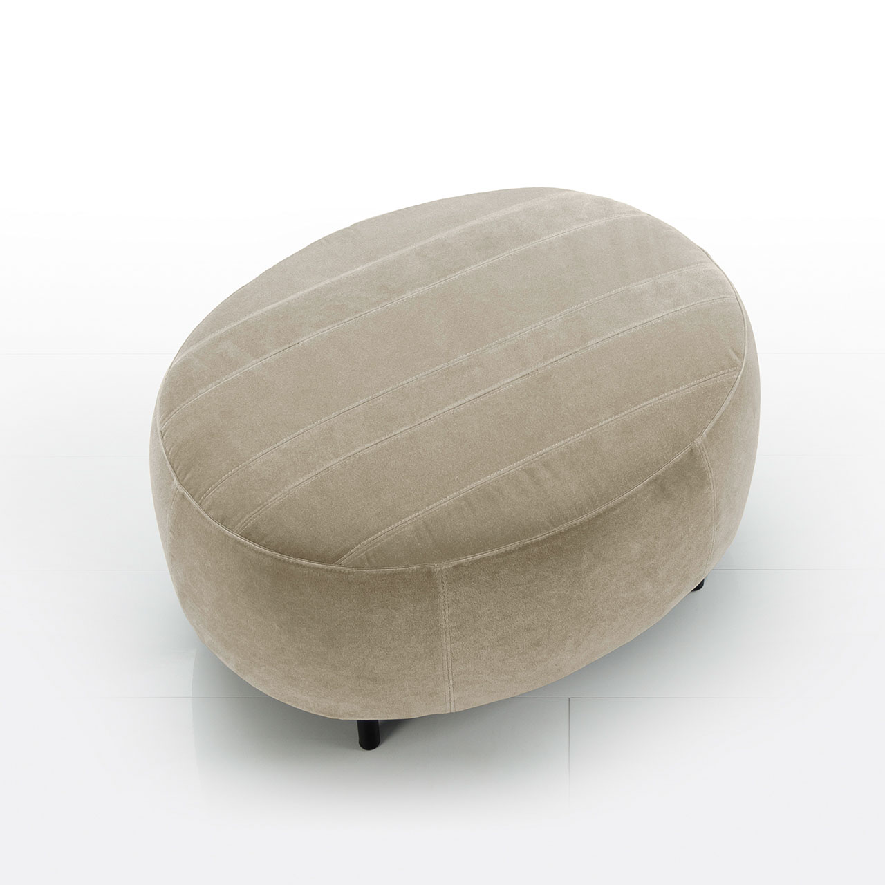 Ovaler Hocker. Die Sitzfläche ist mit parallelen Nähten in beigem Stoff gearbeitet.