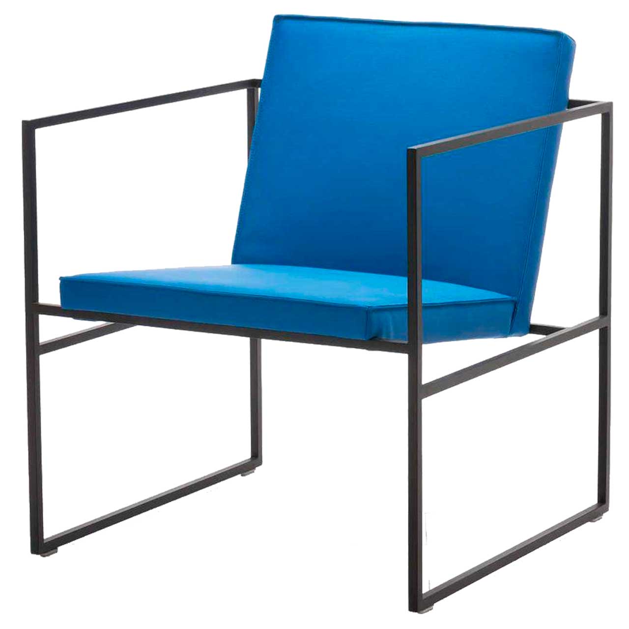 Filigraner Sessel mit blauem Stoff bezogen. Das Untergestell ist aus schwarzem Metall.