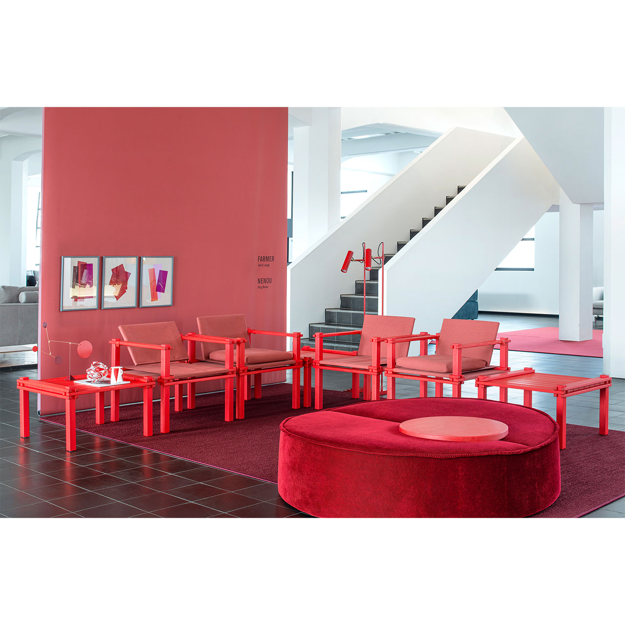 Viele COR Farmer Stühle und Tische in rot in einem Wartebereich