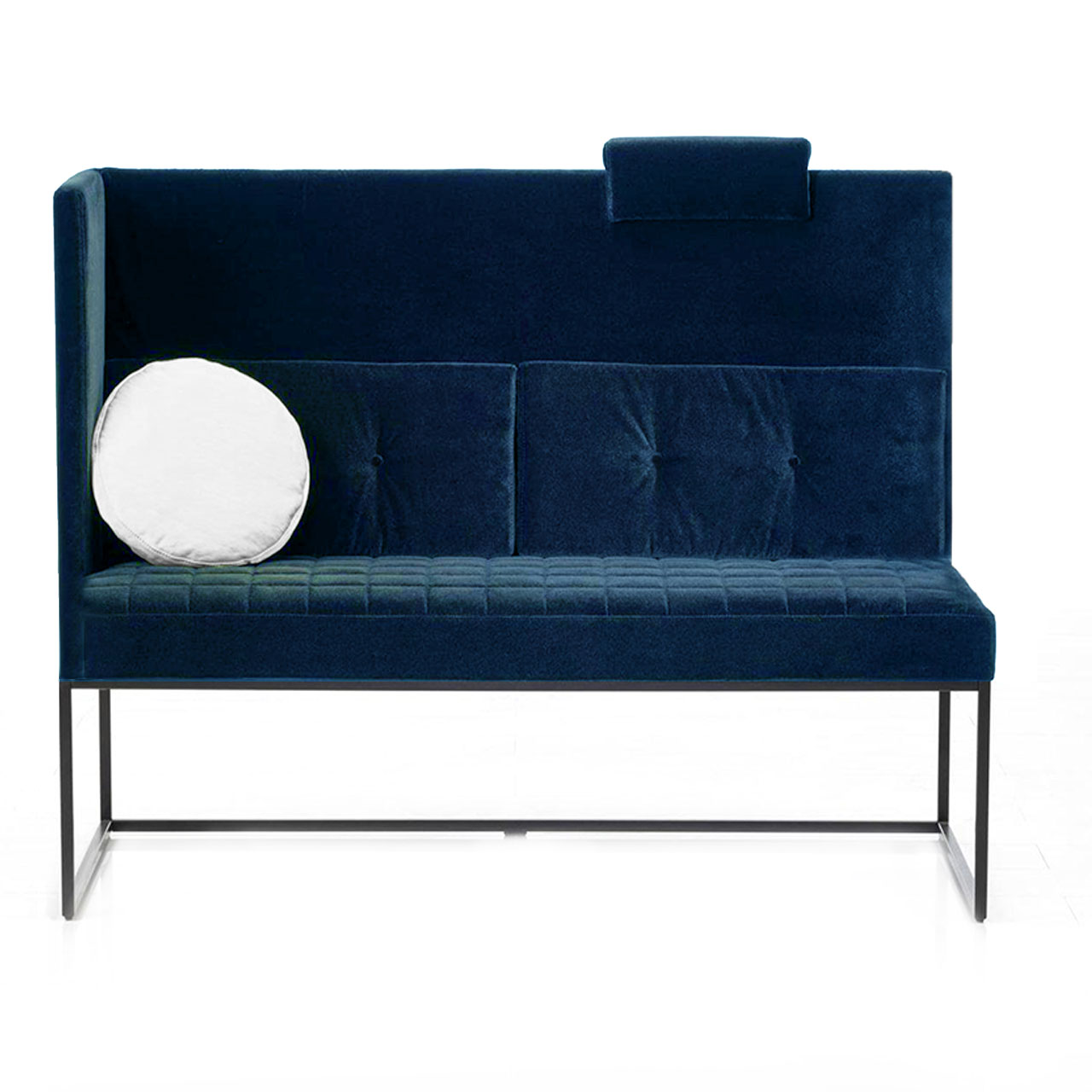 Blaue Polsterbank mit hoch geschlossener linken Seite und hoher Rückenlehne. Der Sitz und die Rückenkissen sind mit einer Karosteppung versehen.
