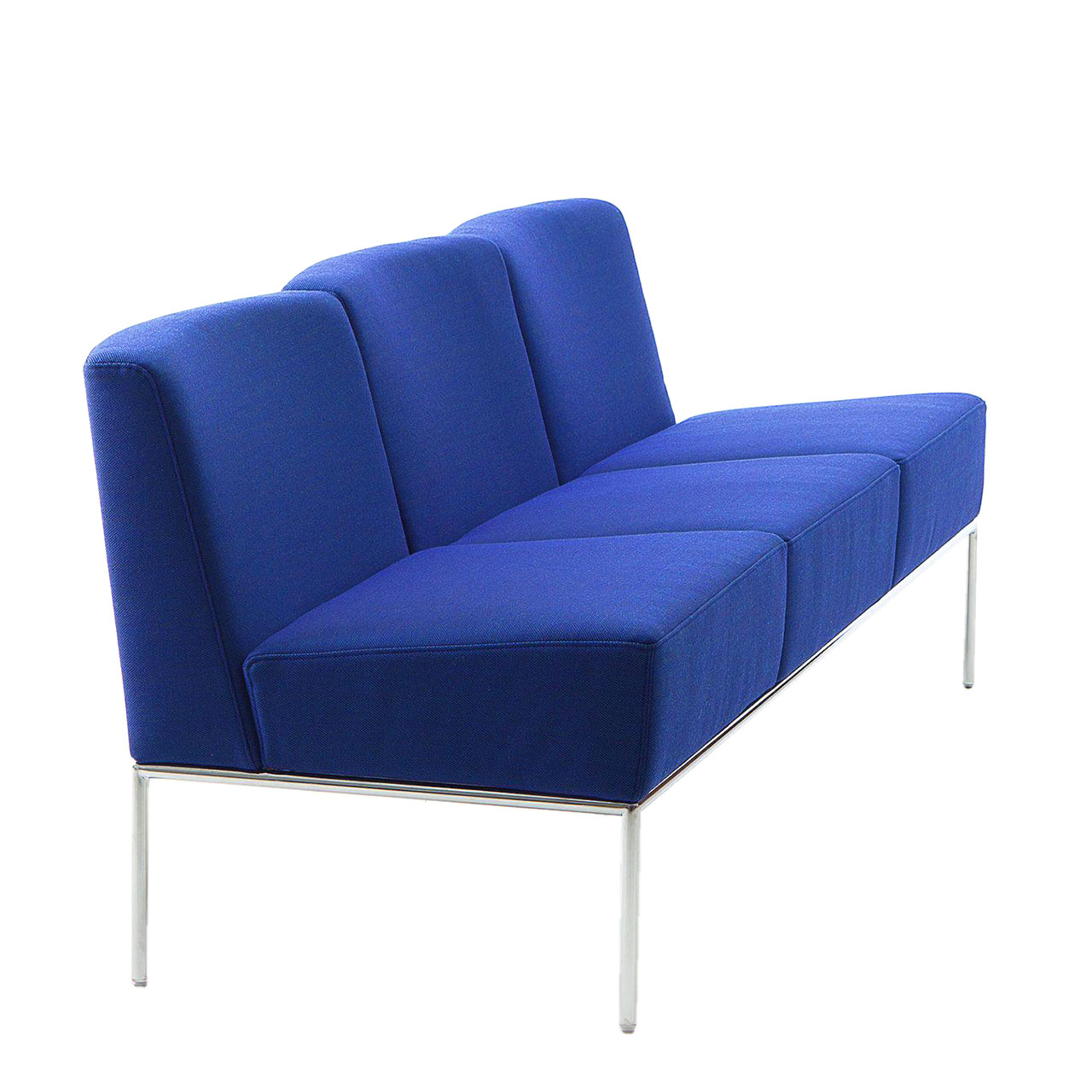 Seitenansicht eines Sofa der Serie add1 mit 3 Sitzen ohne Armlehnen in der Stofffarbe dunkelblau. Das Untergestell ist mattchrom lackiert.