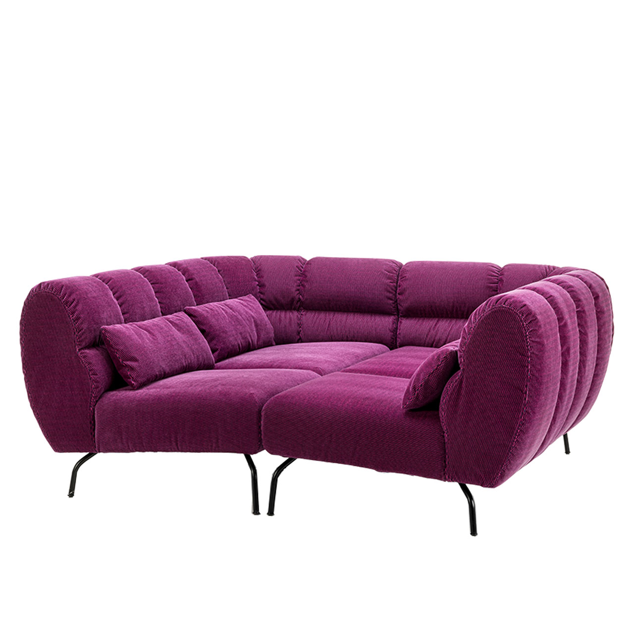 Zwei Openends der Serie brühl magnolia sind so aneinandergestellt, dass eine Liegefläche entsteht. Das Polster ist in brombeerfarbenem Stoff bezogen.