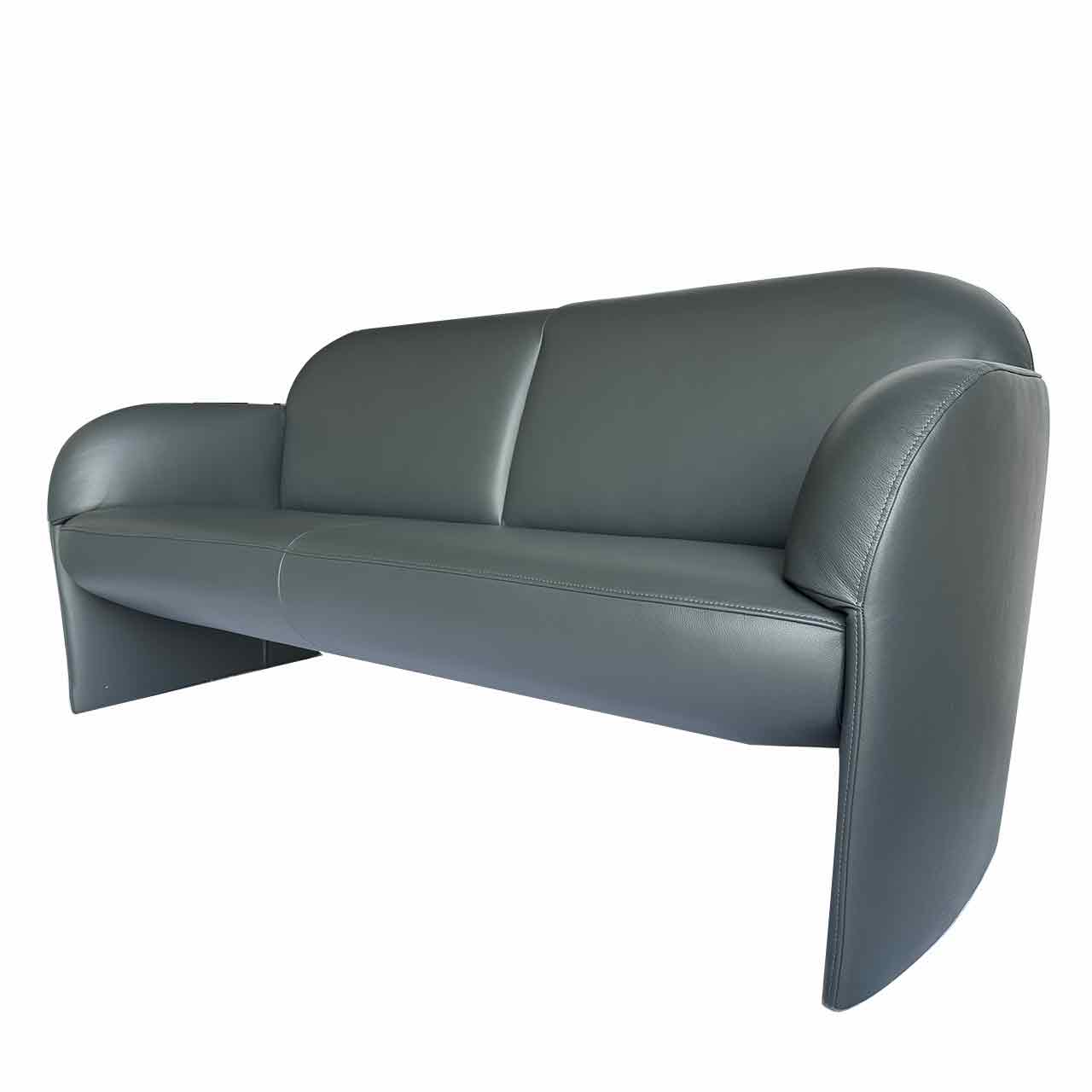 Sofa leicht von unten fotografiert, so dass der bankähnliche Look sichtbar ist