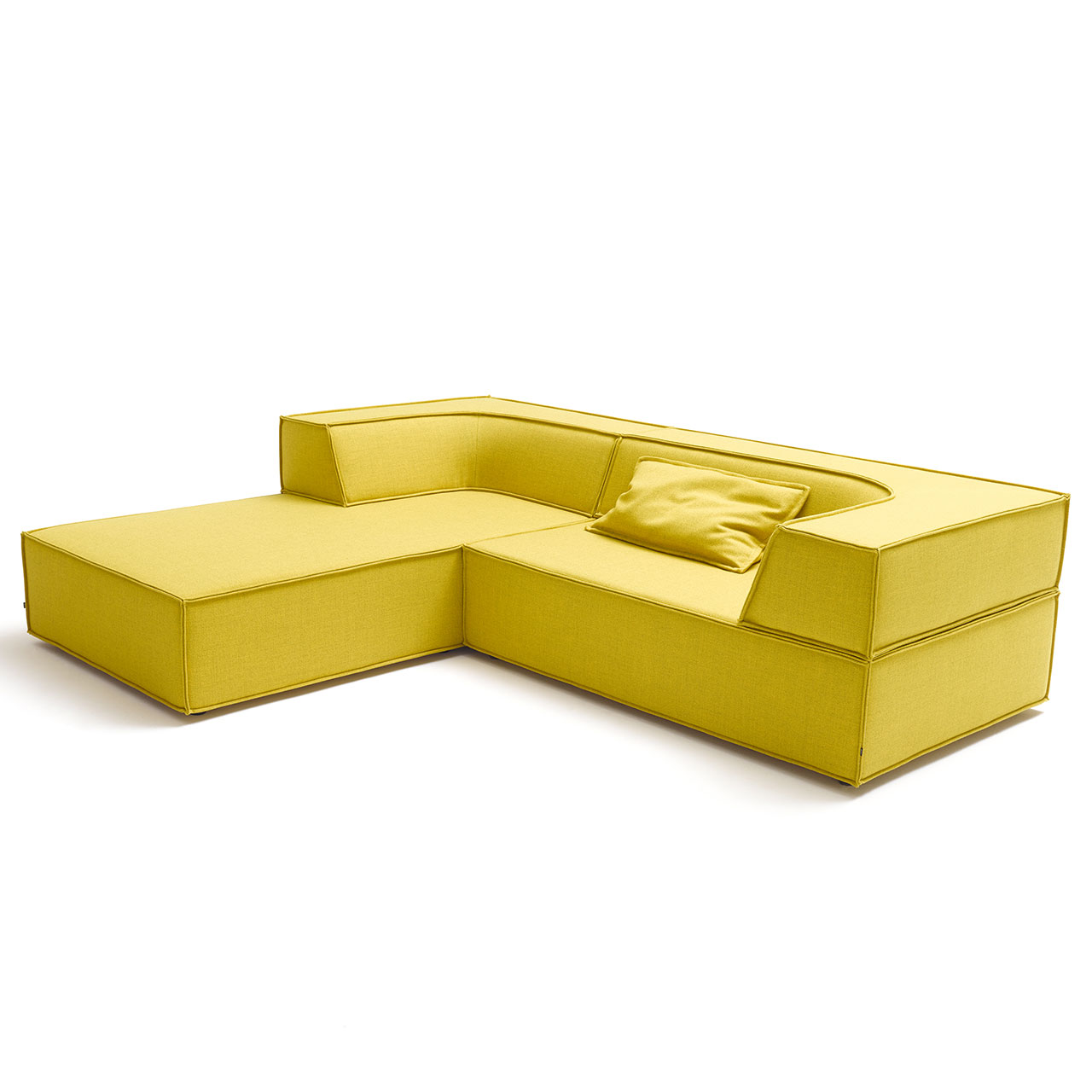 Polsterecke aus gelbem Stoff: Das längere Element mit kurzer Rückenlehne links als Ottomane, rechts kürzeres Element mit längerer Rückenlehne als Sitzfläche.