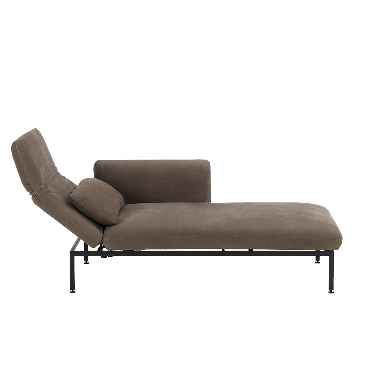 Schmaler Longchair in braunem Leder mit Armlehne rechts. Die Rückenlehne ist aufgeklappt und halb abgesenkt.