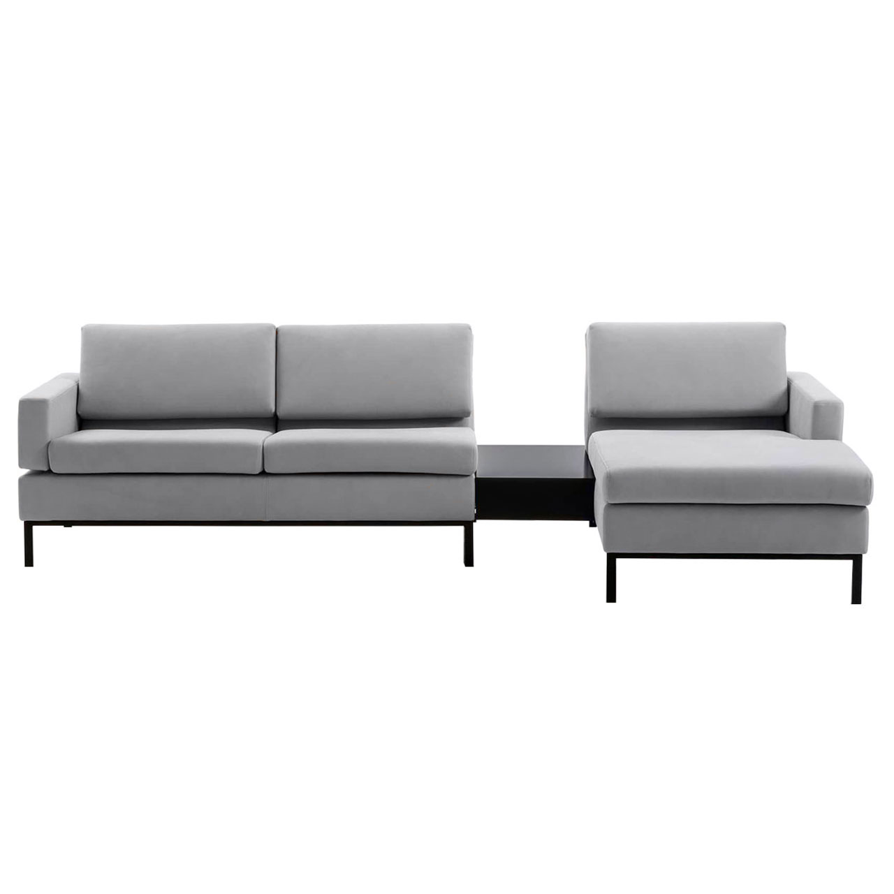 Garnitur in grauem Leder mit Longchair rechts und einem Einhängetisch zwischen Longchair und Anstellsofa.