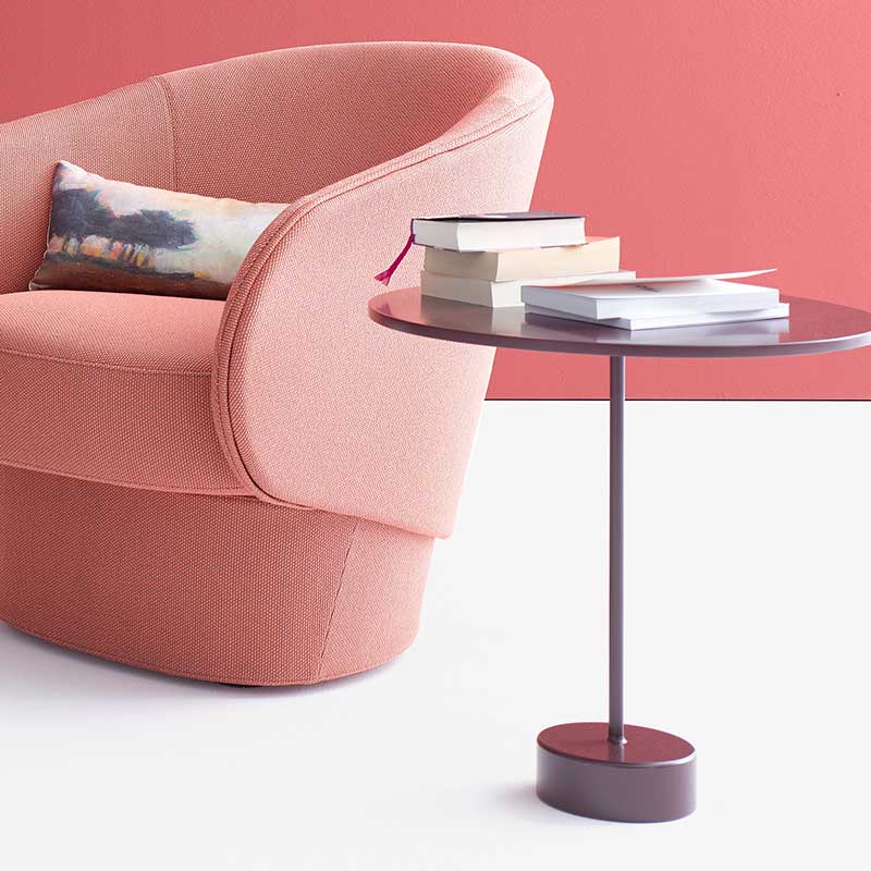 Tablo Tisch mit Glas-Tischplatte neben ROC Sessel