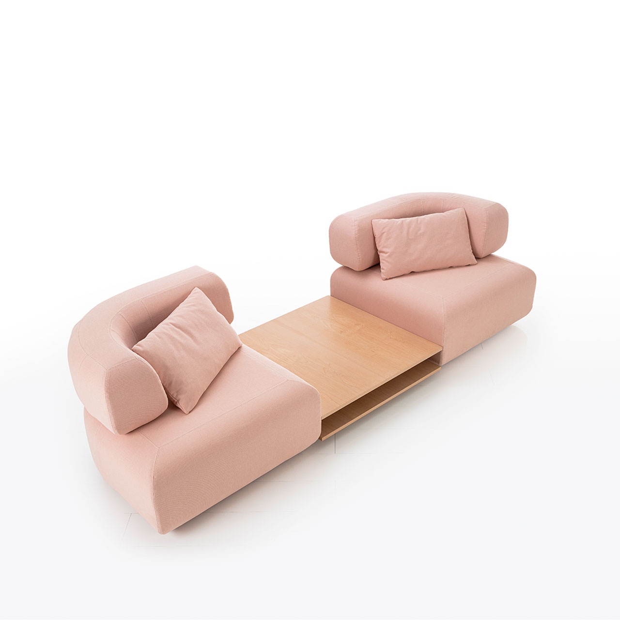 Zwei Abschlusselemente mit jeweils einer Armlehne bilden mit einem dazwischen geschobenen Tisch eine luftige Sitzformation.