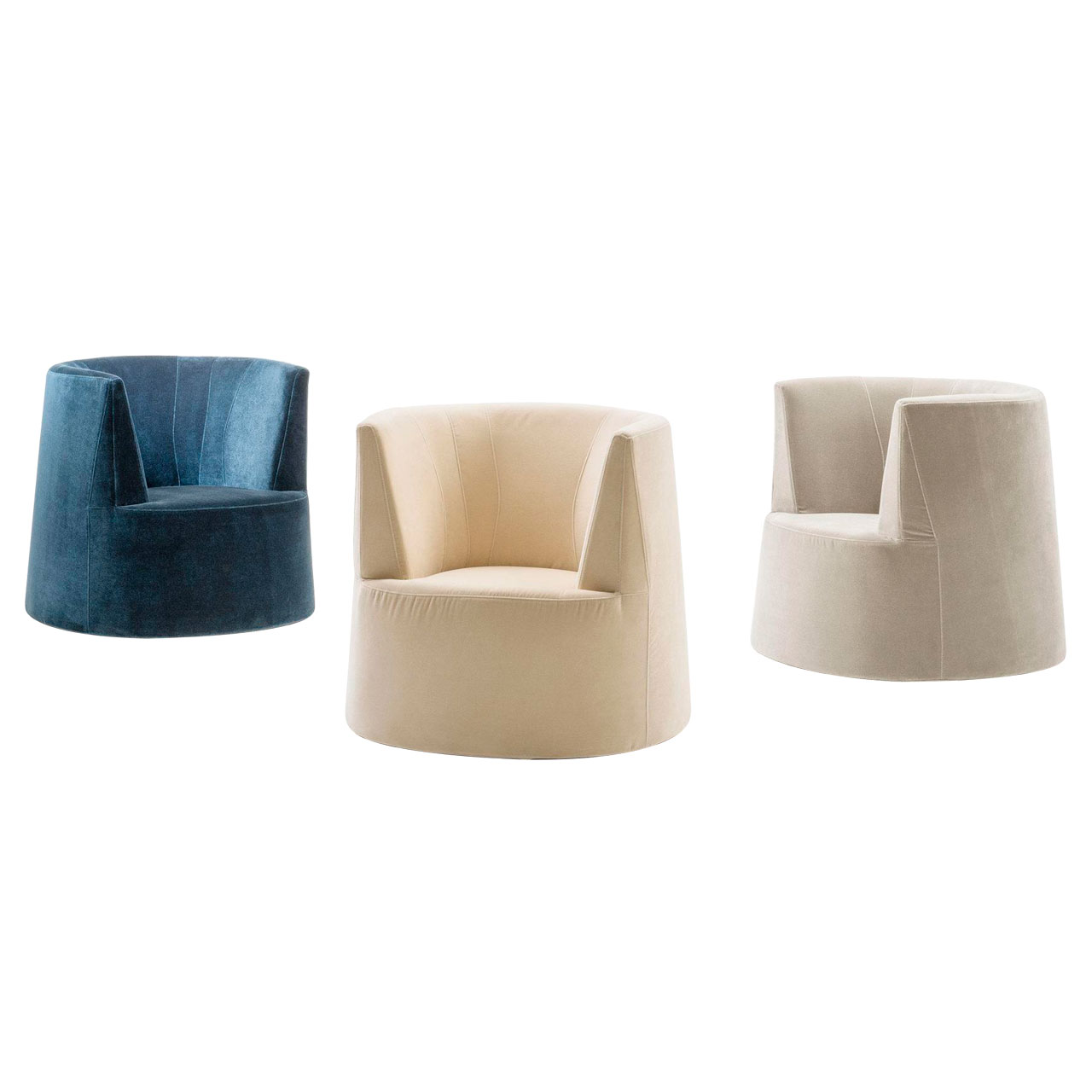 Drei Ledersessel in blau, creme und weiß stehen beieinander.