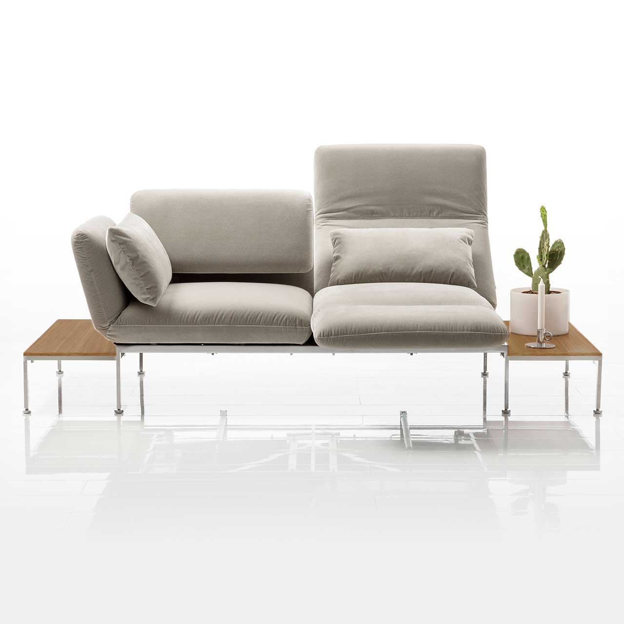 Sofa der Serie roro mit Andocktisch rechts und links in Eiche dunkel.