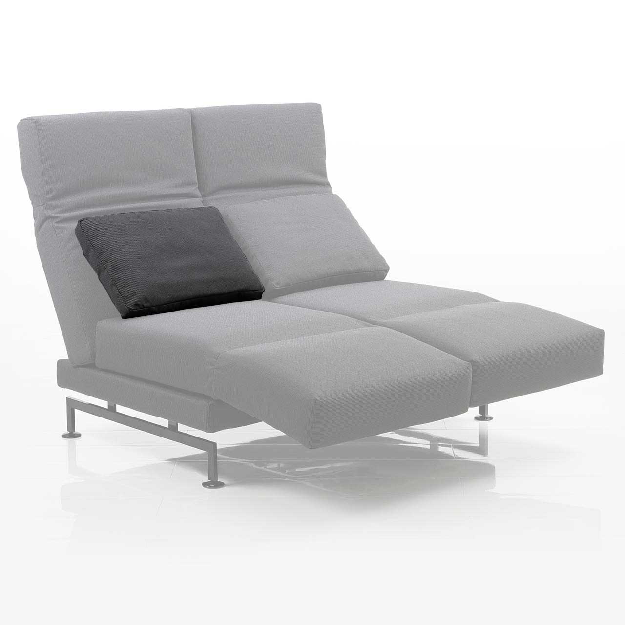 Rechteckiges Kissen in grauem Stoff auf zweisitzigem Sofa.