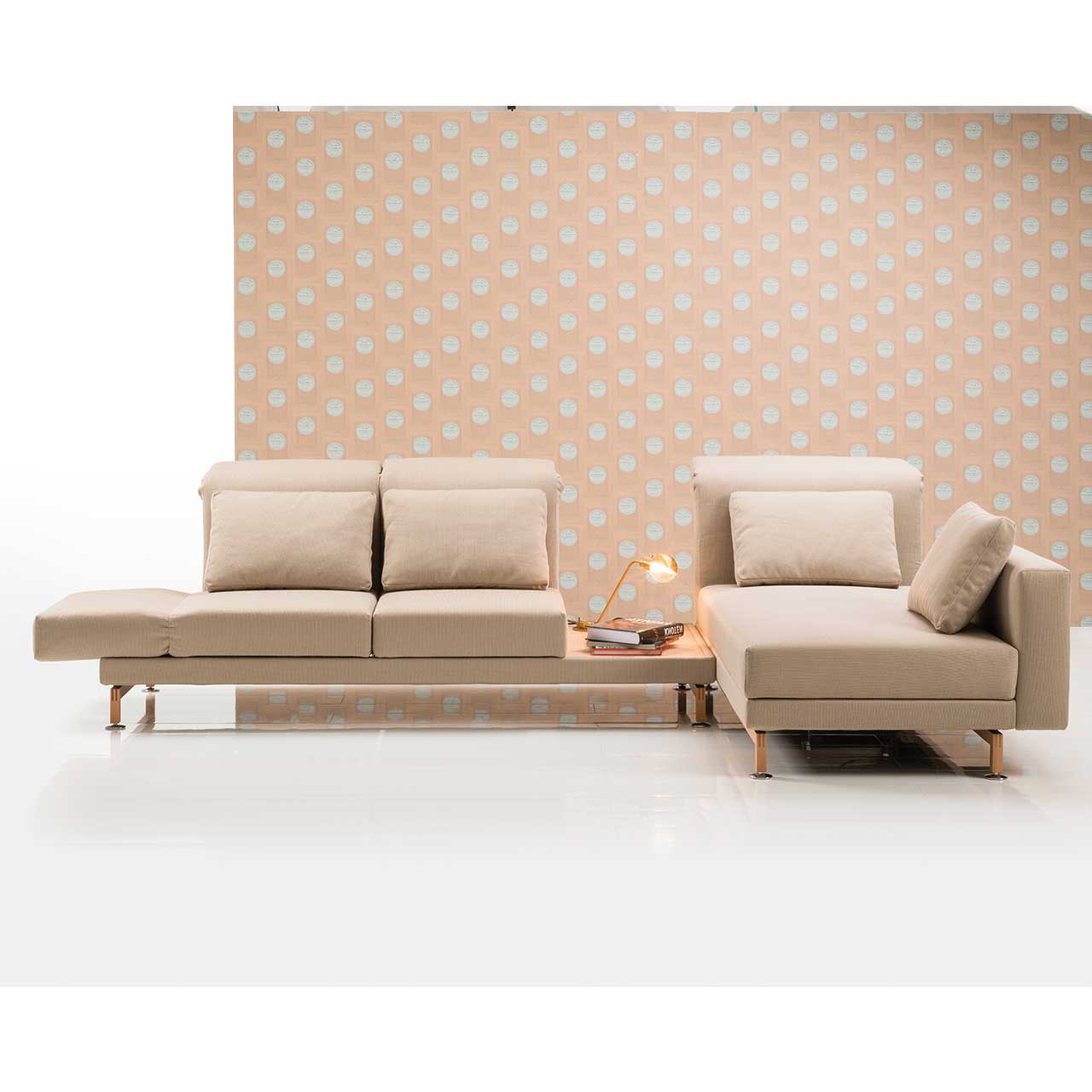 Eckgarnitur in hellbraunem Stoff mit Longchair rechts und mit Ablagefläche zwischen Longchair und Anstellsofa.