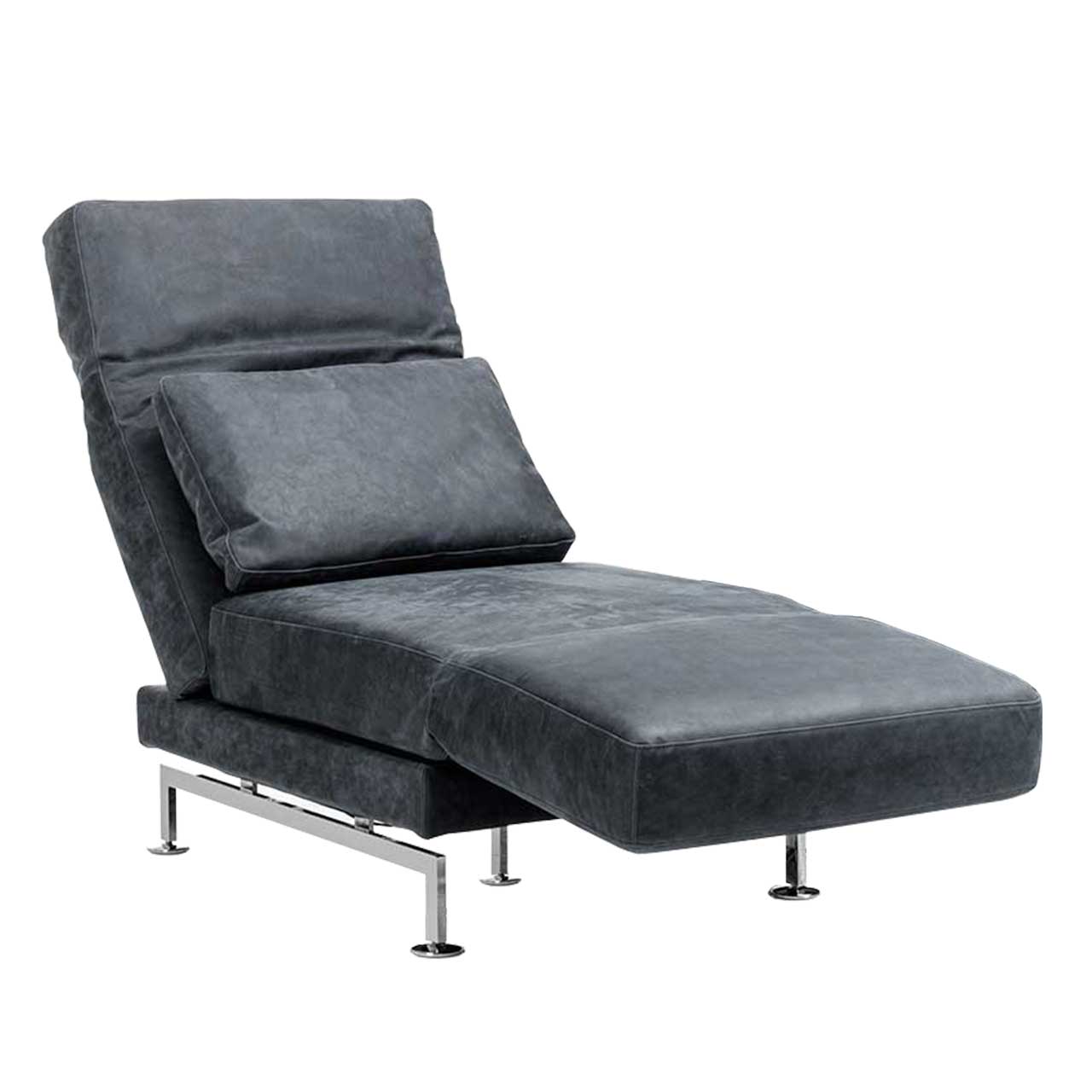 Drehsessel in dunkelgrauem Leder. Die Armlehne ist zur Fußstütze vorgeschwenkt, Die Rückenlehne leicht abgesenkt.