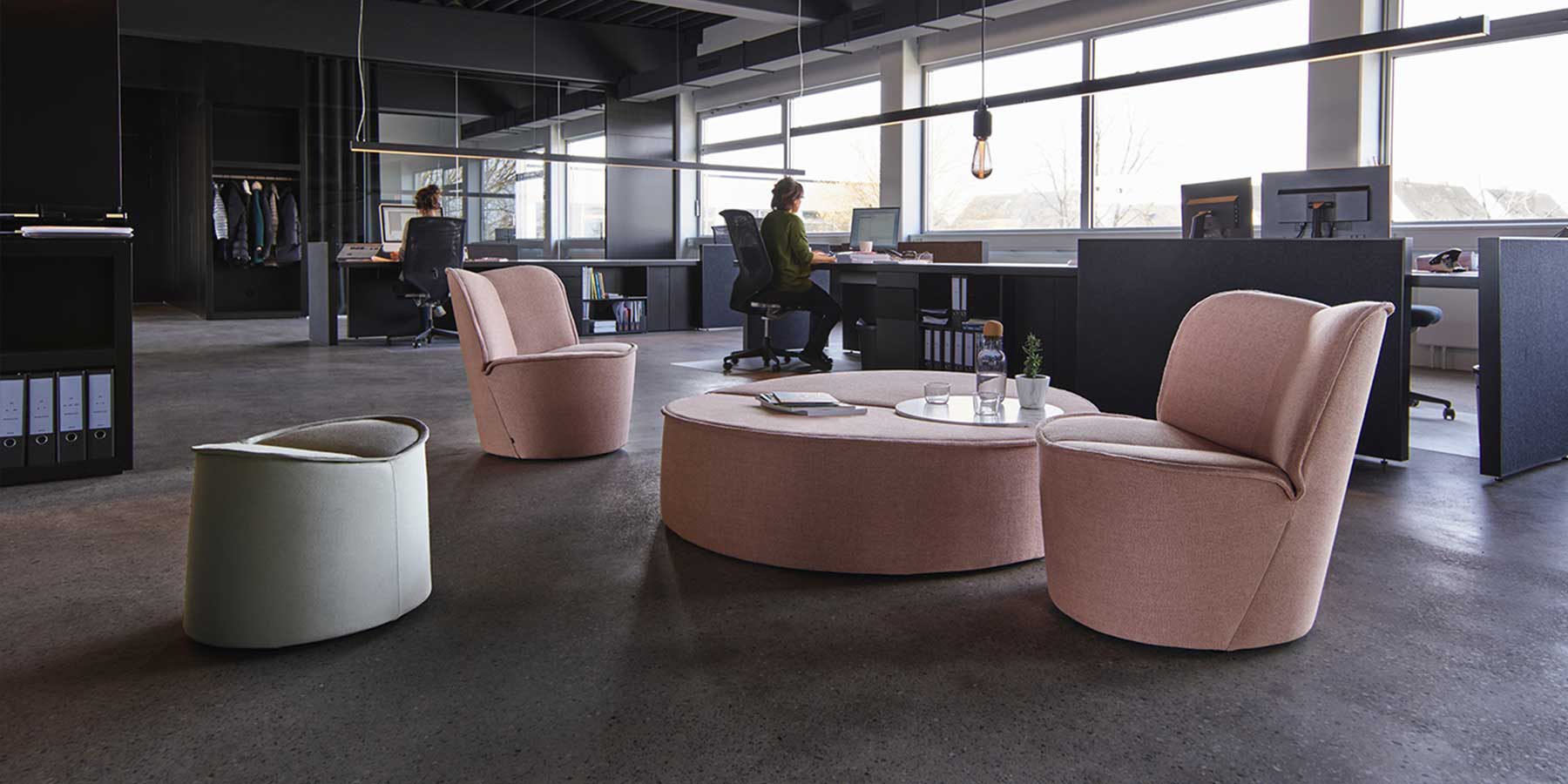 Zwei Sesselelemente und zwei Hockerelemente im Milieu