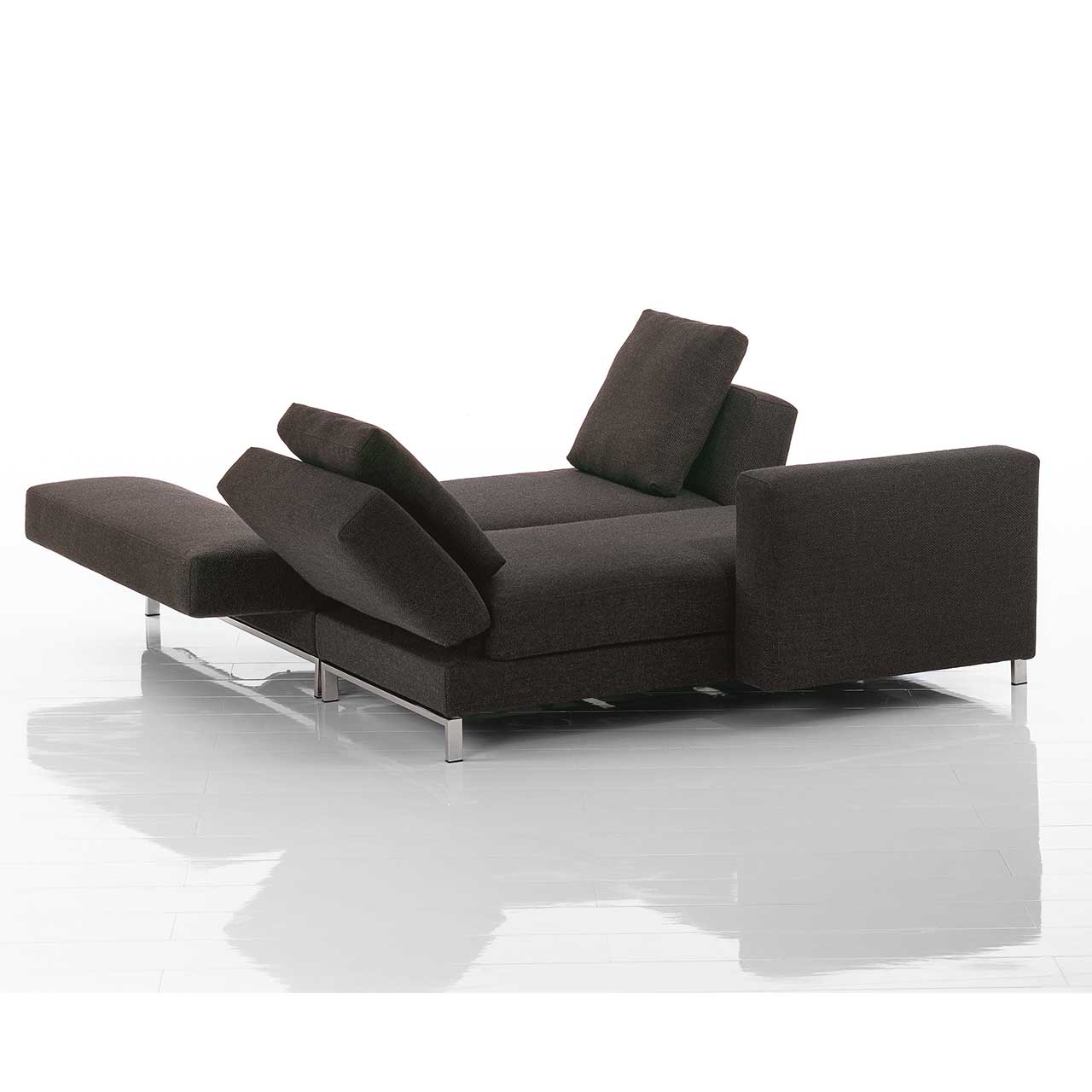 Eckgarnitur. Der Longchair wurde umgeschwenkt und steht parallel zum Anstellsofa, so dass eine Liegefläche entsteht.