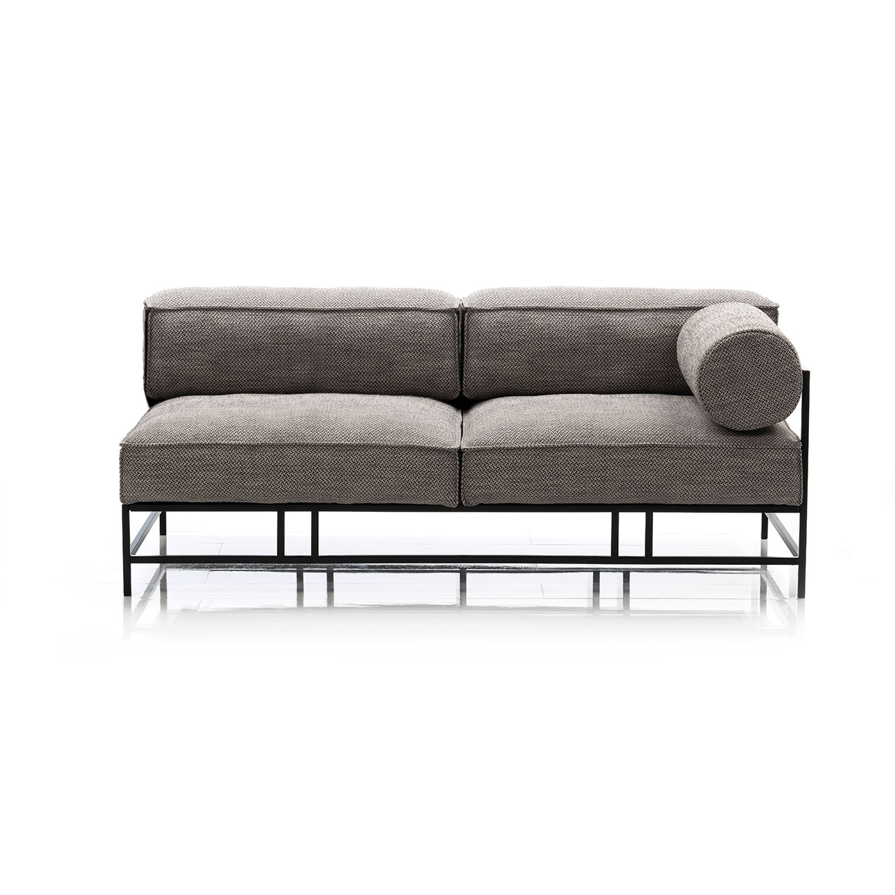 Openend mit Armlehnrolle in grauem Stoff und mit schwarzem Metalluntergestell.