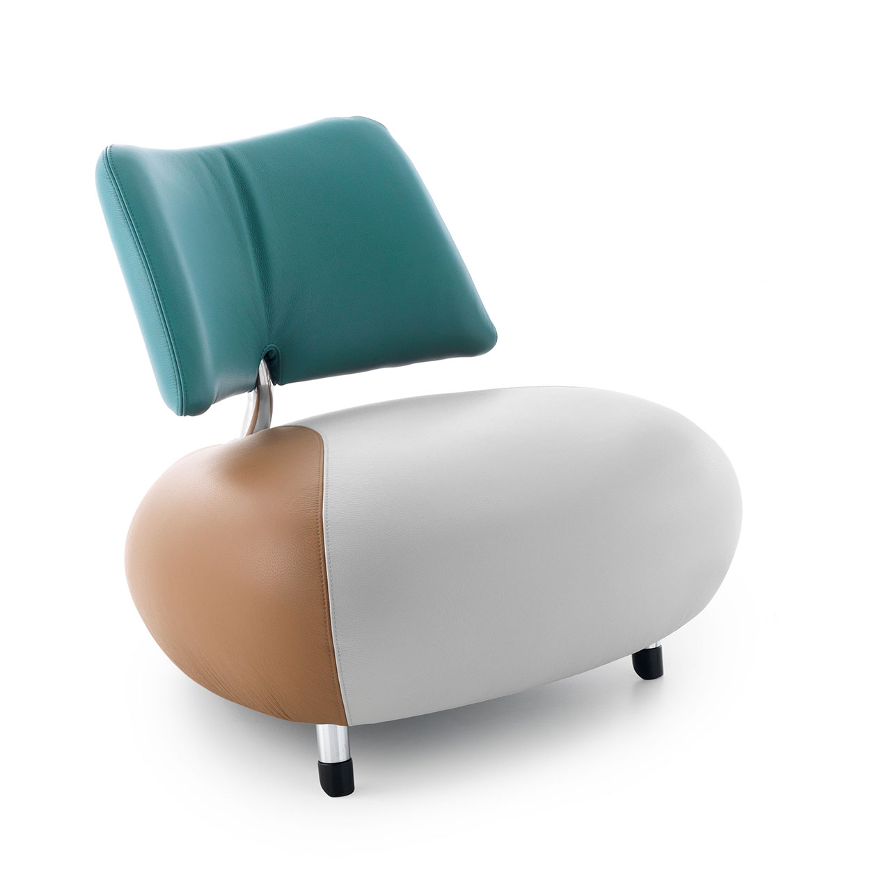 Dreifarbiger futuristischer Sessel (Lehne grün, Sitzfläche weiß und braun) auf Chromfüßen.
