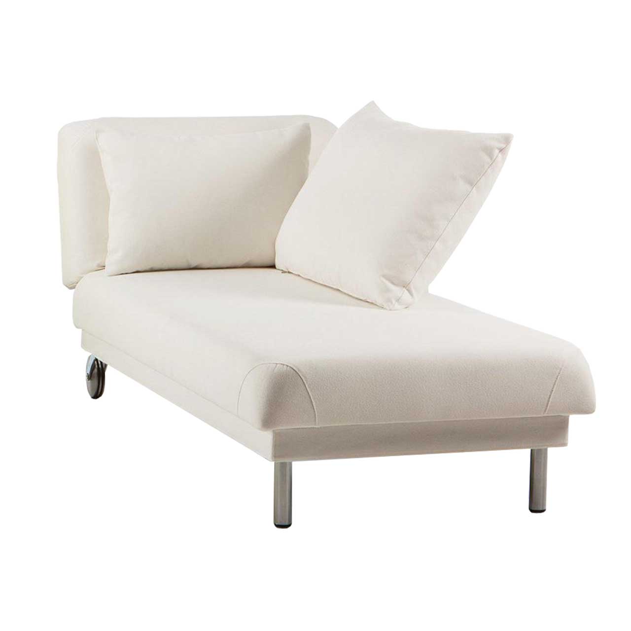 Recamiere in weißem Stoff mit Füßen in chrom an der kurzen Seite rechts und mit Alurollen links. Mit Armlehne rechts.