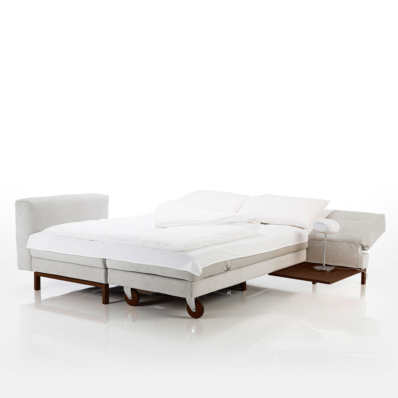 Eckgarnitur. Der Longchair wurde umgeschwenkt und steht parallel zum Anstellsofa, so dass eine Liegefläche entsteht.