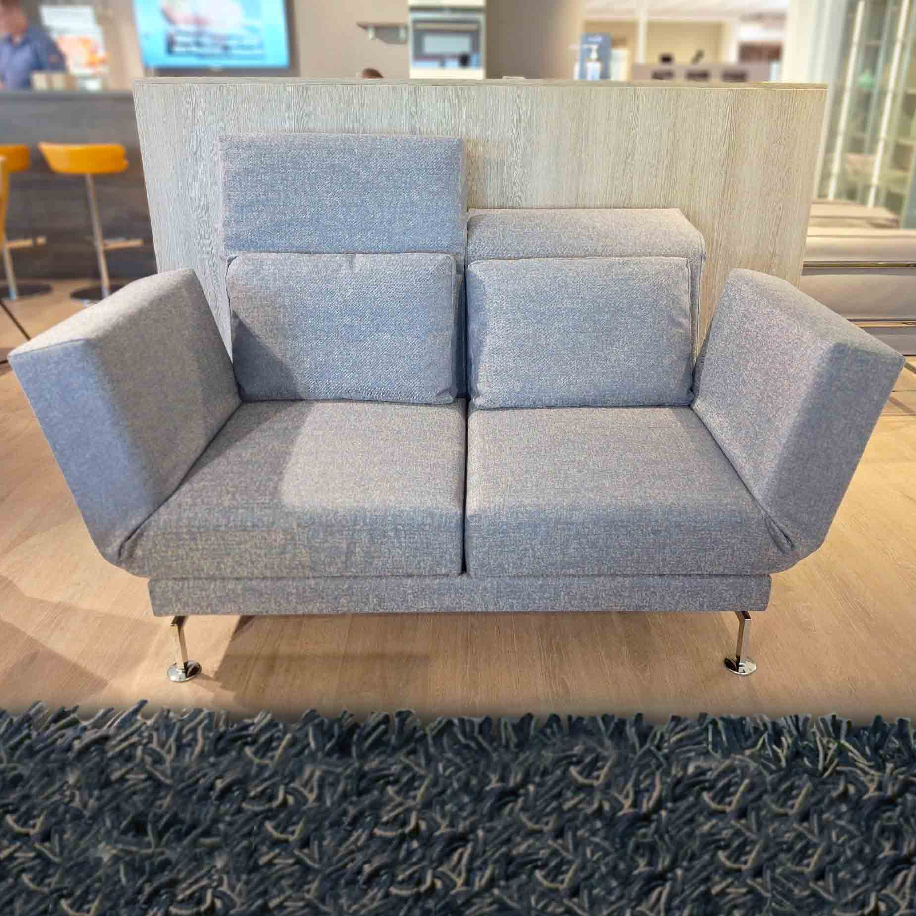 Sofa von brühl mit zwei Drehsitzen.