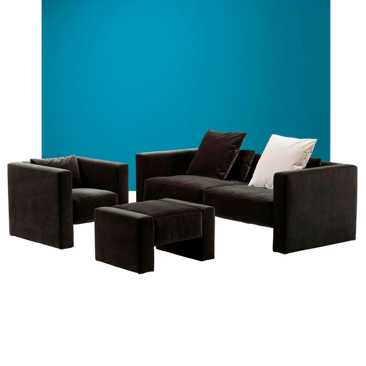 Sitzkombination aus Sessel, Sofa und Hocker in schwarzem Leder.