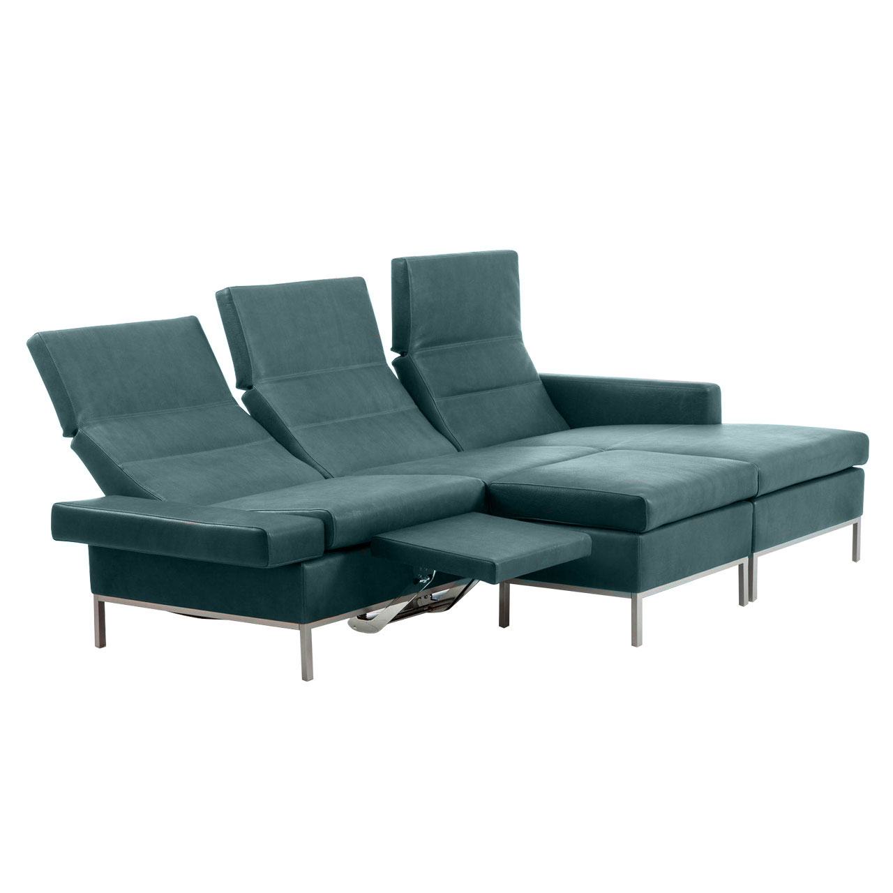 Grüne Eckgarnitur mit Longchair rechts. Die Rückenlehnen sind abgesenkt, am linken Sitzplatz ist eine Fußstütze aufgestellt.
