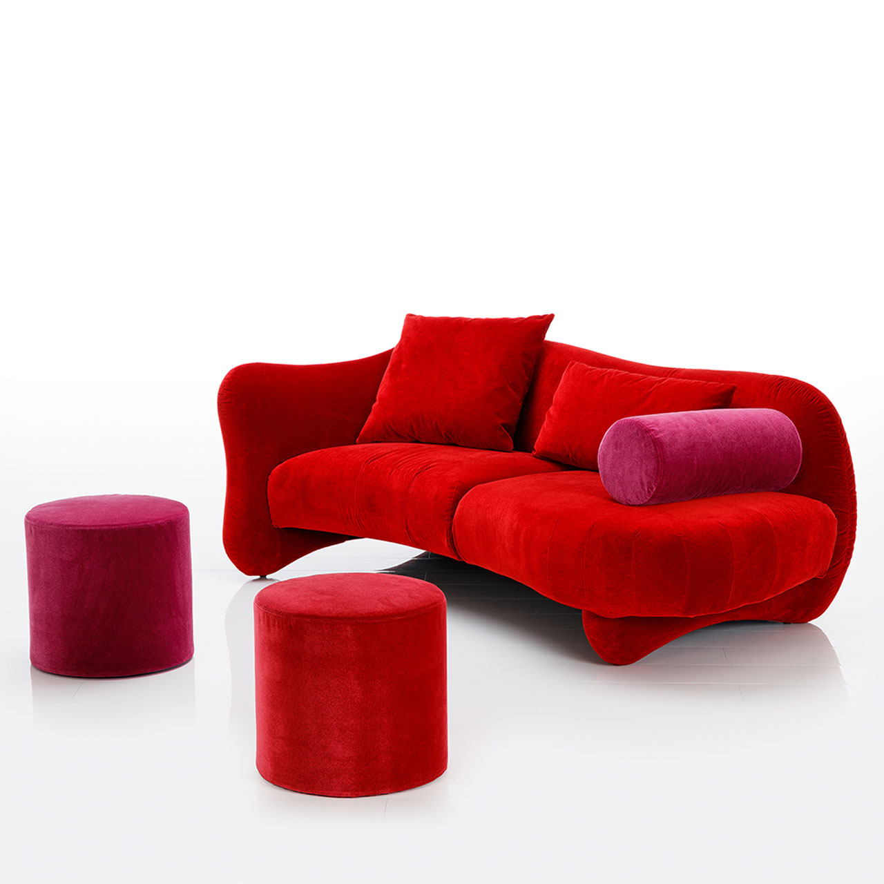 Openend mit Armlehne links. Auf der rechten Seite ist eine Armlehnrolle angebracht. Davor stehen zwei Hocker.