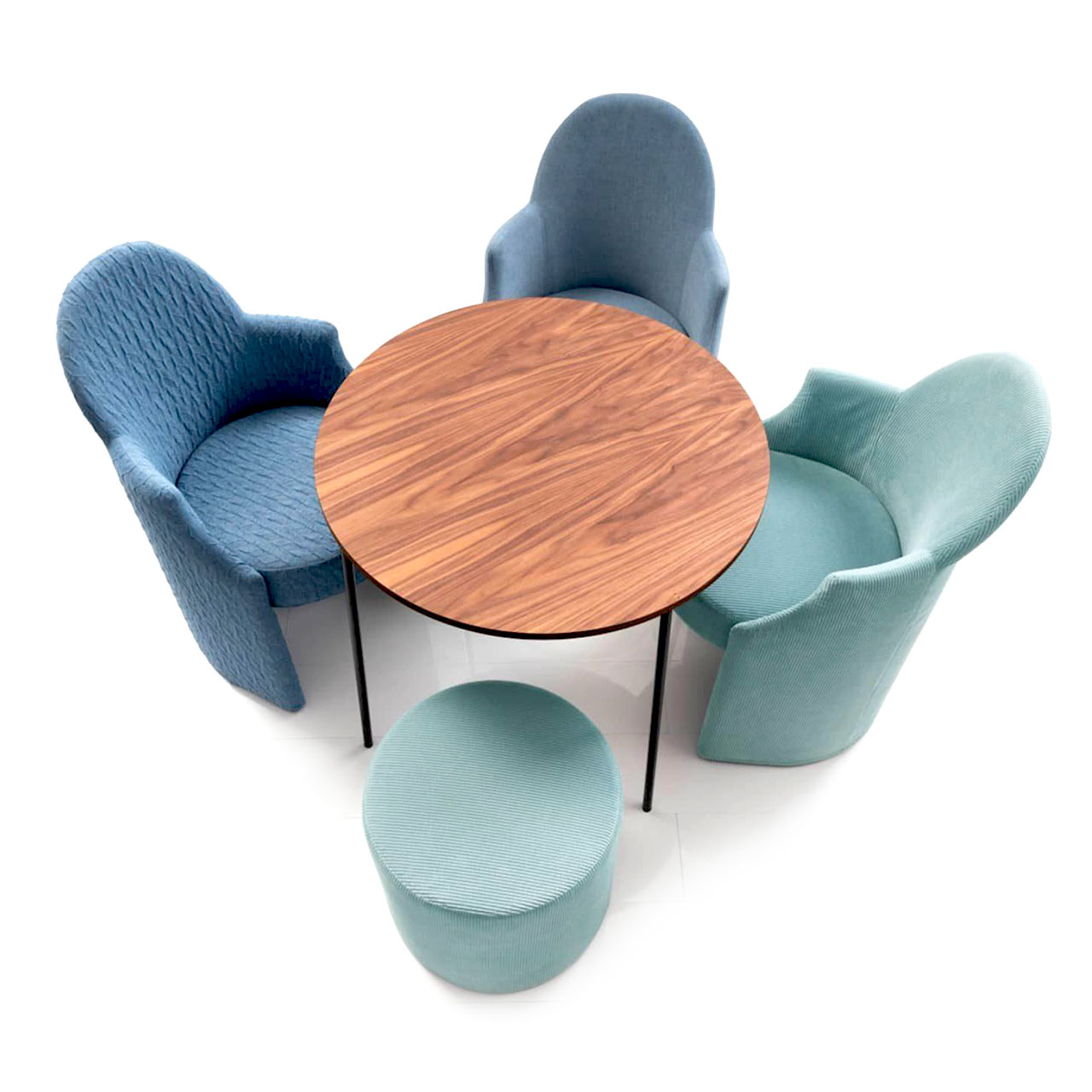 Drei Sessel und ein Hocker der Serie brühl armand stehen um einen runden Tisch mit Holzplatte in Eiche.