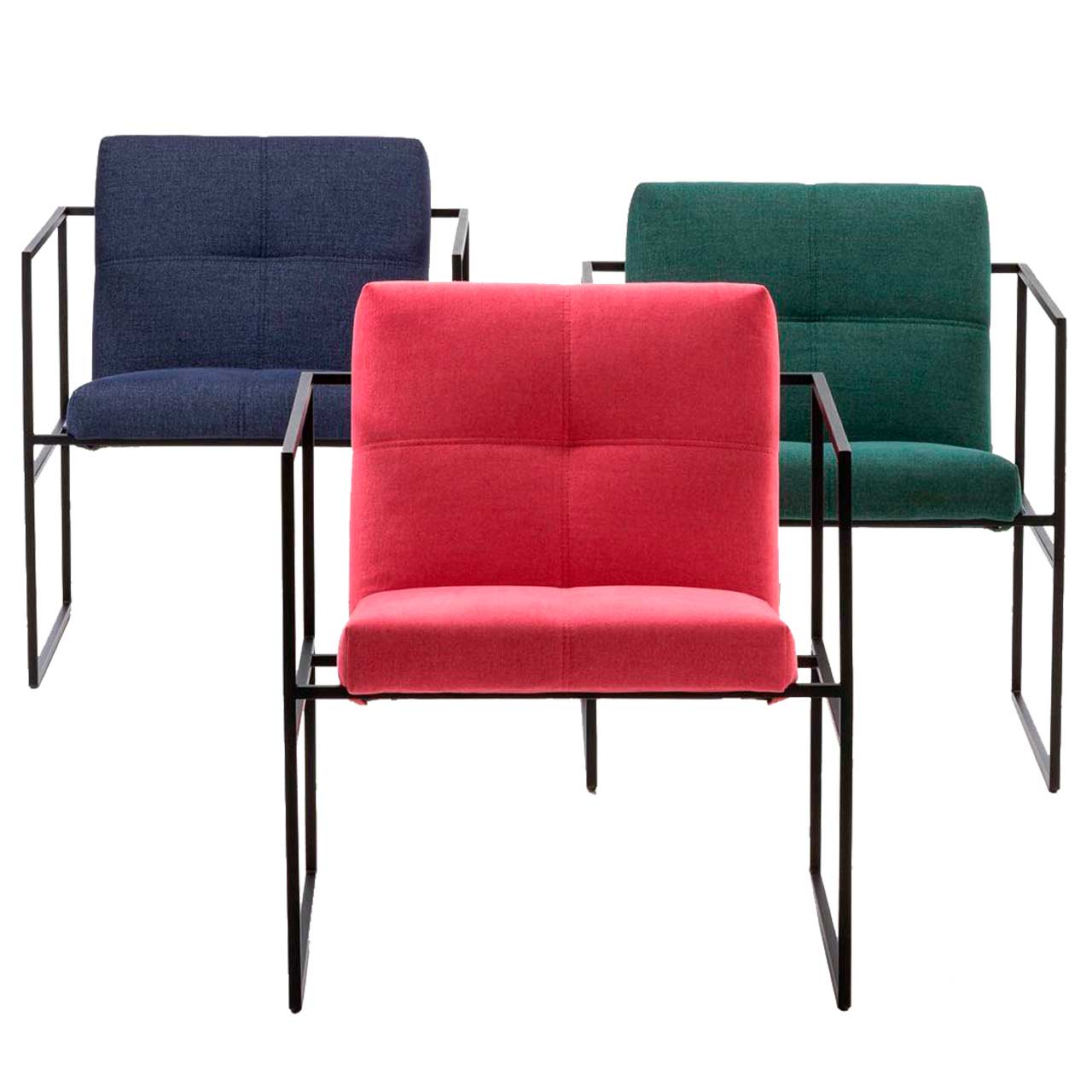 Drei filigrane Sessel. Der vordere Sessel ist mit rotem Stoff bezogen, in zweiter Reihe dahinter steht ein Sessel mit blauem Stoff links und grünem Stoff rechts. Die Untergestelle sind aus schwarzem Metall.