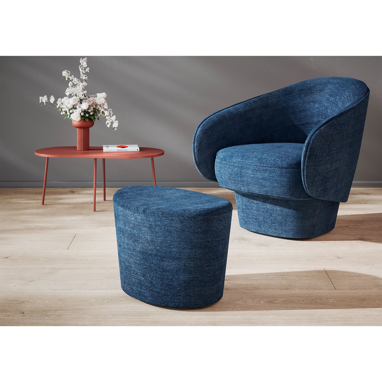 Blauer Roc Sessel mit passendem ovalen Hocker