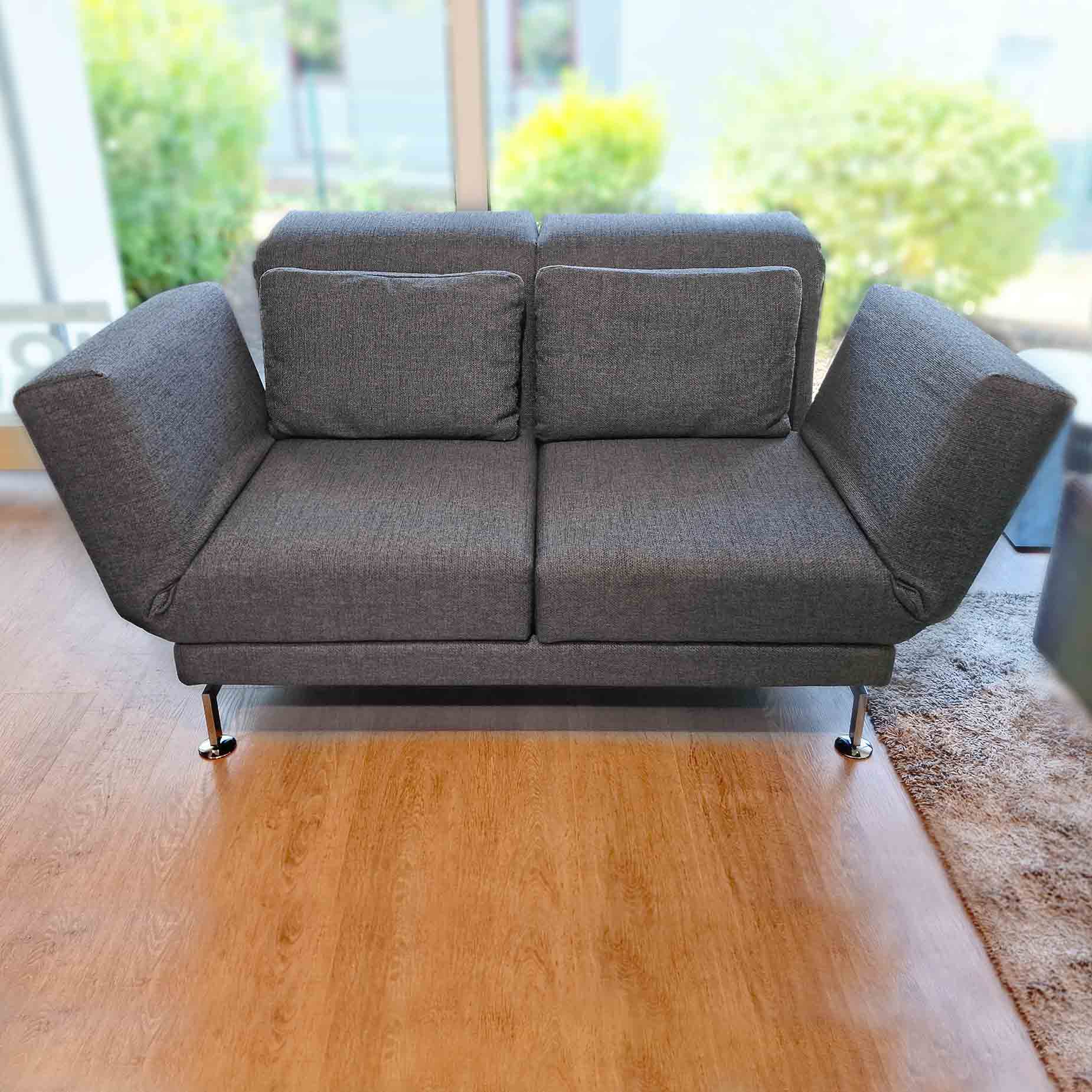 Zweisitziges Sofa von brühl in grauem Stoff.