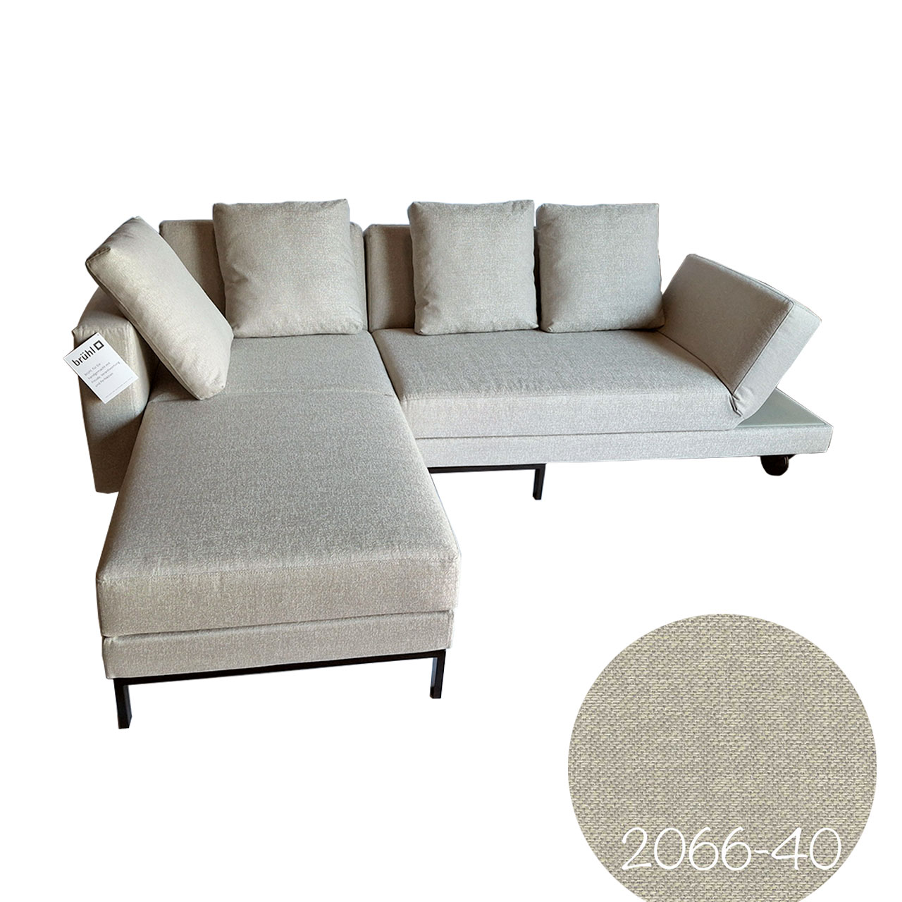 Beiges mit Stoff bezogenes Ecksofa mit Recamiere links.