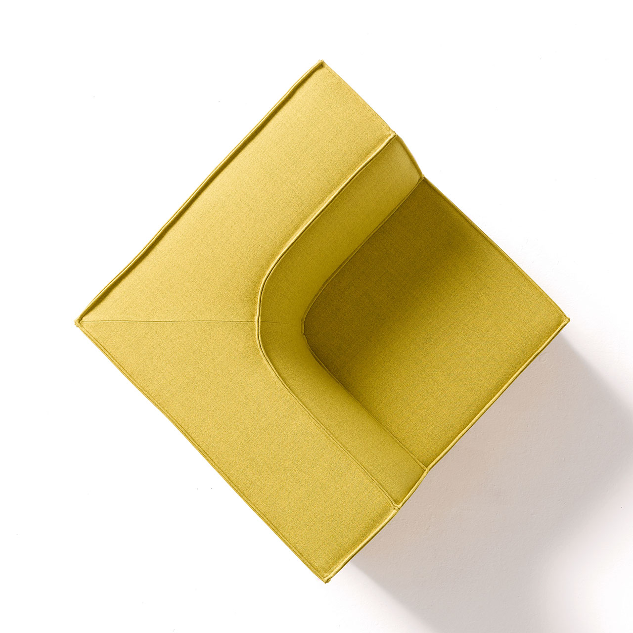 Quadratisches Sitzelement mit Rückenteil kombiniert