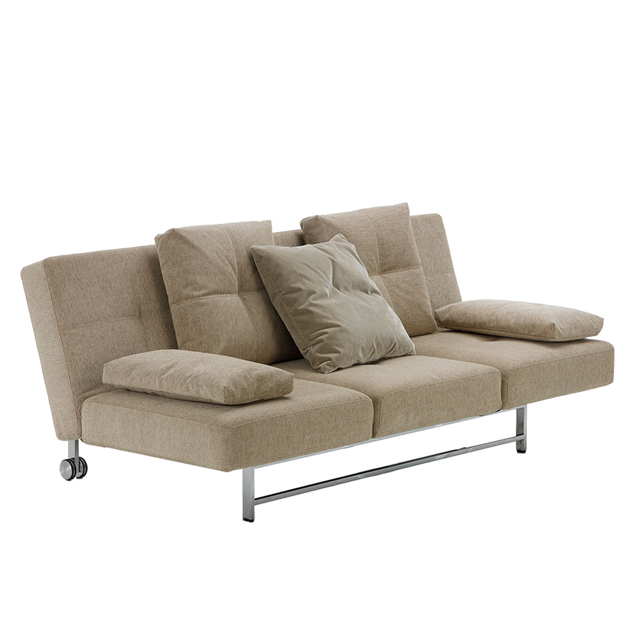 Schräge Sicht auf ein Sofa in einem hellen Karamellton. Das Sofa hat ein chromfarbenes Untergestell mit Rollen hinten. Auf dem Sofa stehen drei quadratische Kissen. Seitlich liegen zwei schmale rechteckige Kissen als Armlehnen.