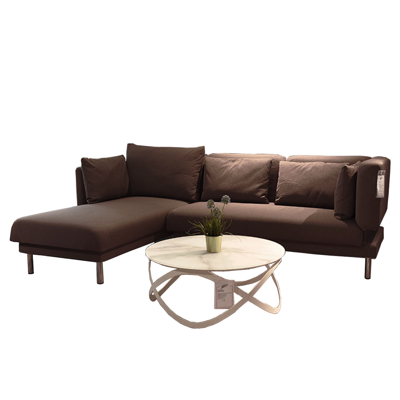 Braune Eckgarnitur mit Recamiere links.