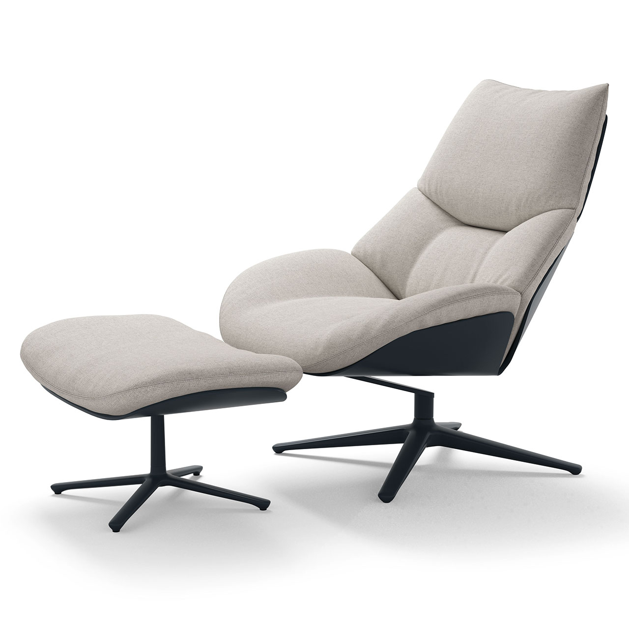 Sessel mit hoher Lehne und hellem Bezug auf dunkler Schale, davor der passende Hocker. Beides mit Kreuzgestell.