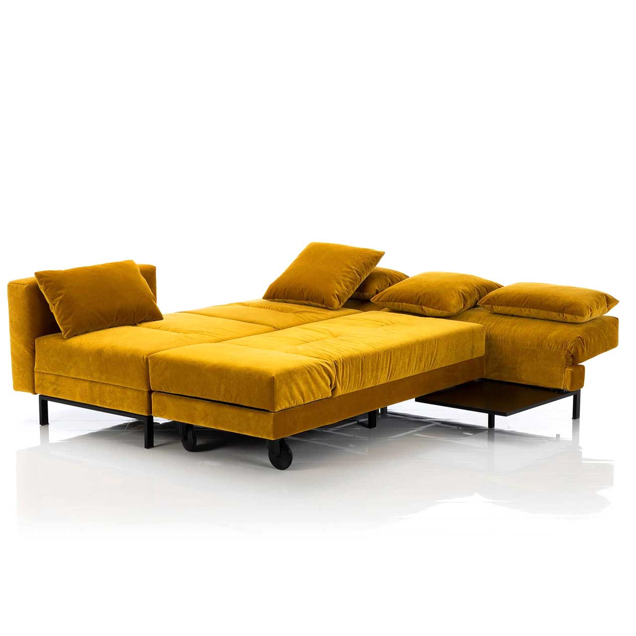 Gelbe Eckgarnitur. Der Longchair wurde umgeschwenkt und steht parallel zum Anstellsofa, so dass eine Liegefläche entsteht.