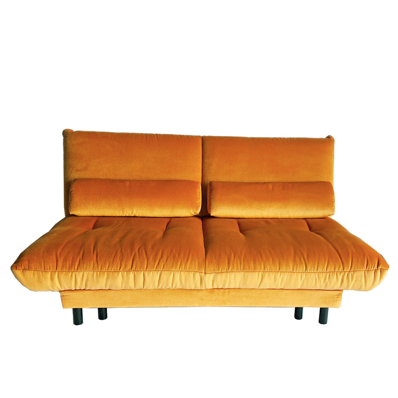 Schlafsofa in orangenem Velourstoff mit zwei schmalen Kissen.