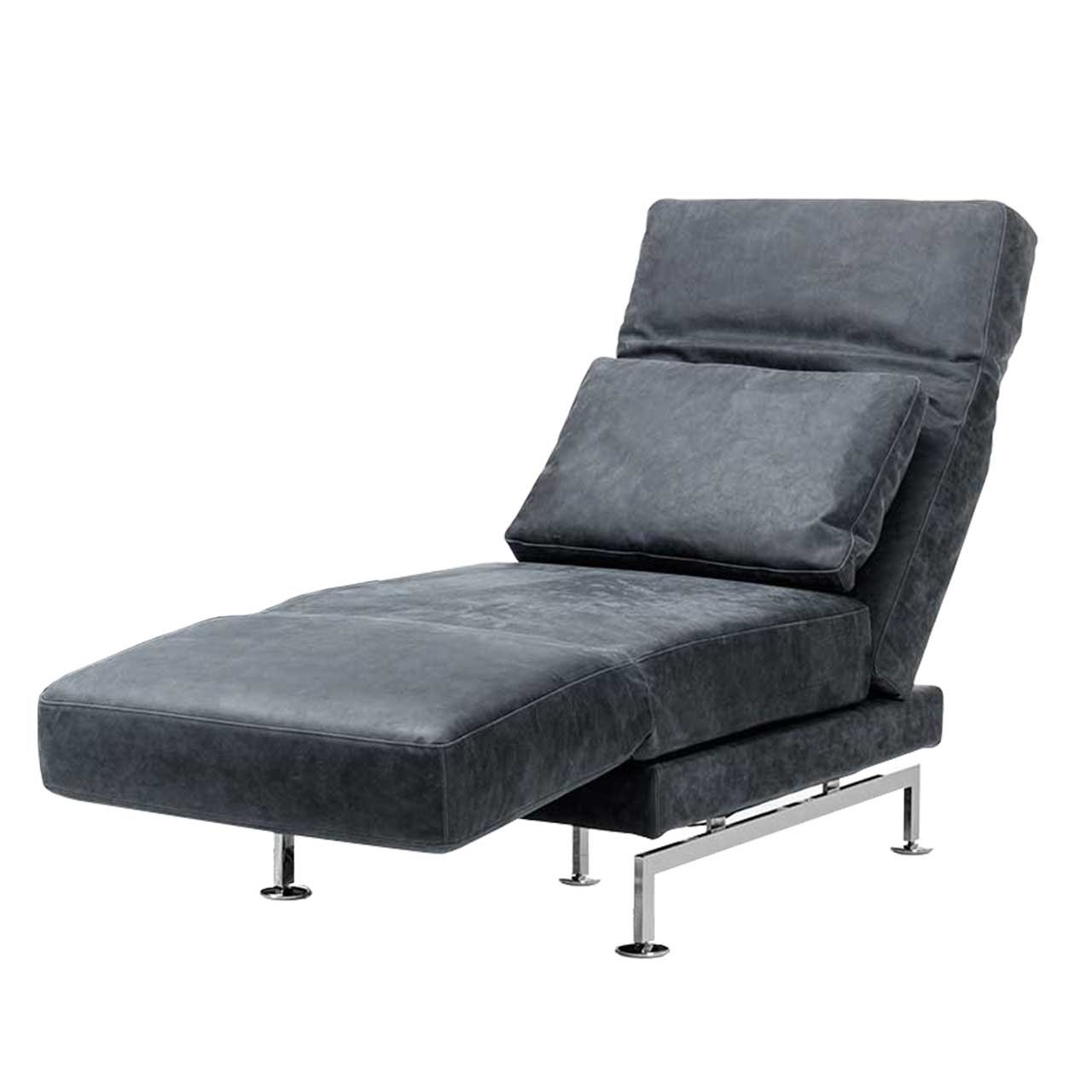 Drehsessel in dunkelgrauem Leder. Die Armlehne ist zur Fußstütze vorgeschwenkt, Die Rückenlehne leicht abgesenkt.