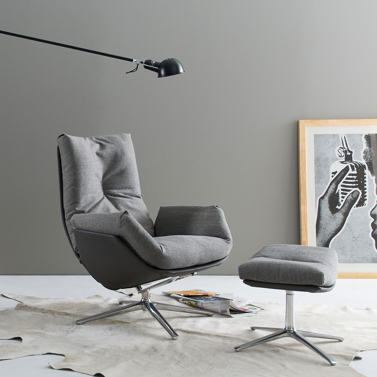 Der graue Sessel mit Hocker in einem Wohnzimmer