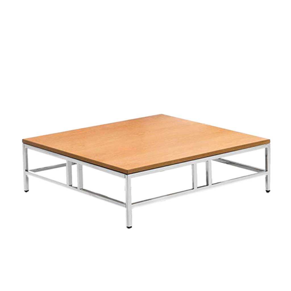Quadratischer Wohnzimmertisch mit Metall glänzendem Untergestell und Tischplatte in Buche.