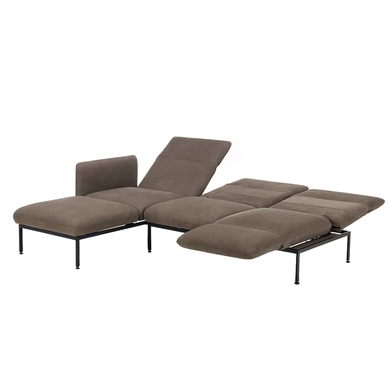 Eckgarnitur der Serie roro medium classic mit Relaxliege links und Anstellsofa rechts in braunem Leder. Die Rückenlehnen sind zur Relaxposition abgesenkt.