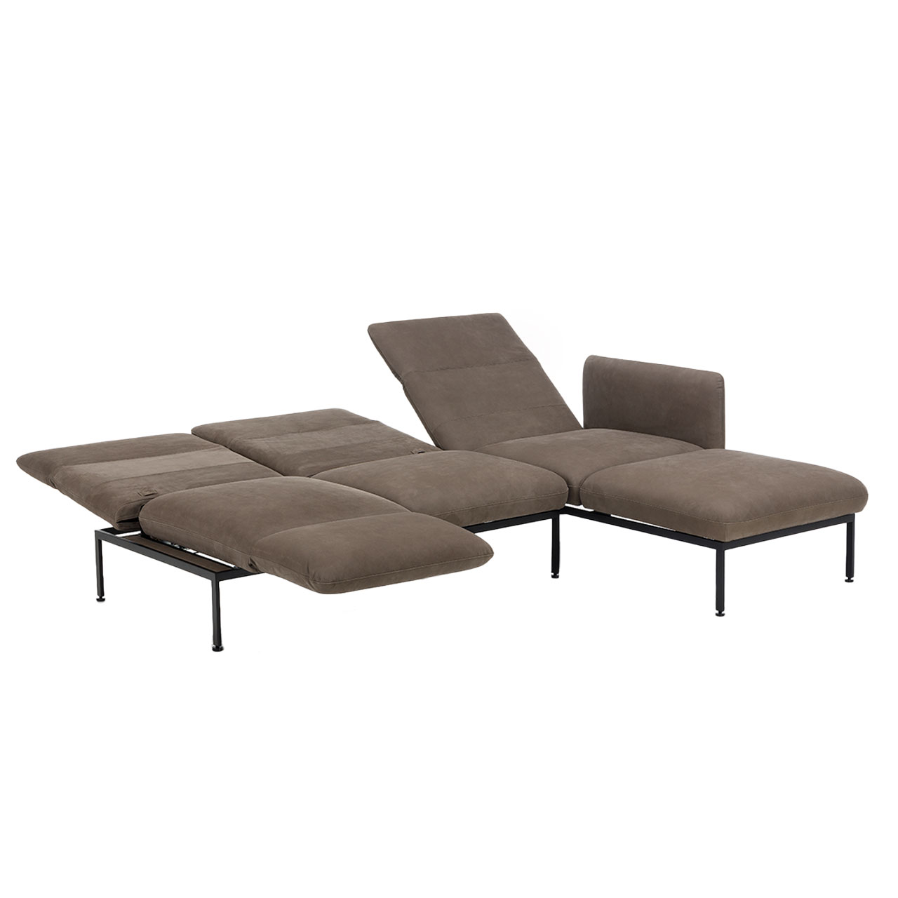 Eckgarnitur der Serie roro small classic mit Relaxliege rechts und Anstellsofa links sowie passendem Hocker in braunem Leder.
