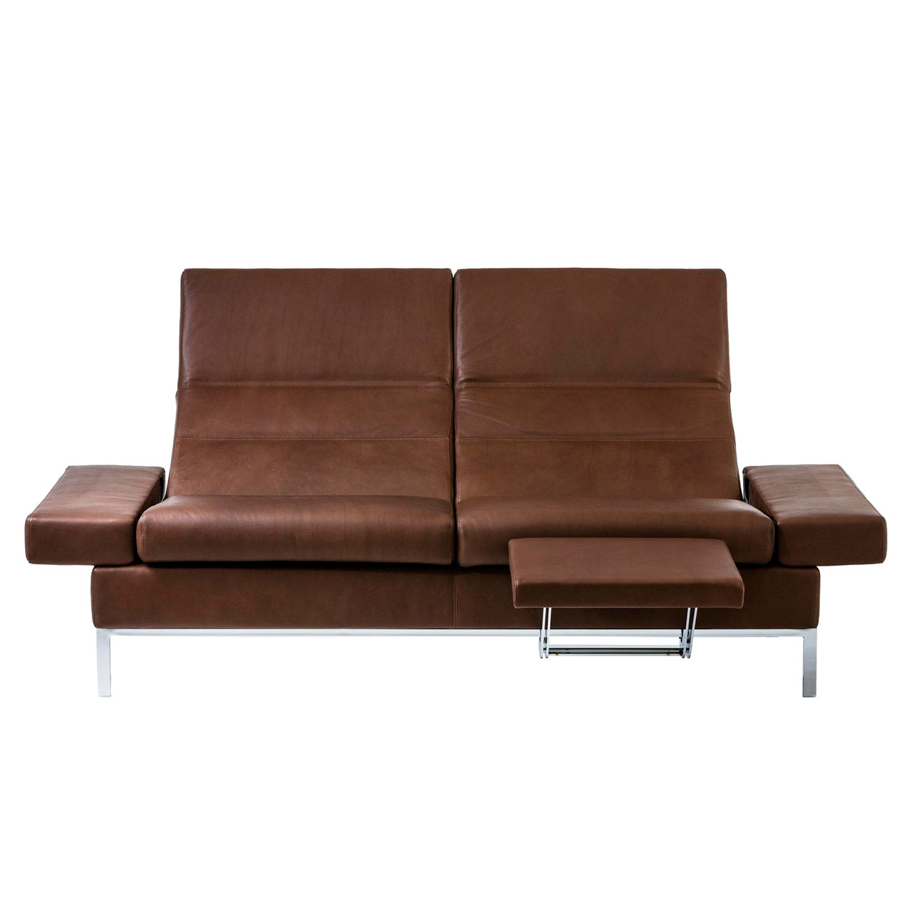 Sofa in dunkelbraunem Leder. Die Arm- und Rückenlehnen sind abgesenkt. Am rechten Sitzplatz ist eine Fußstütze angebracht.