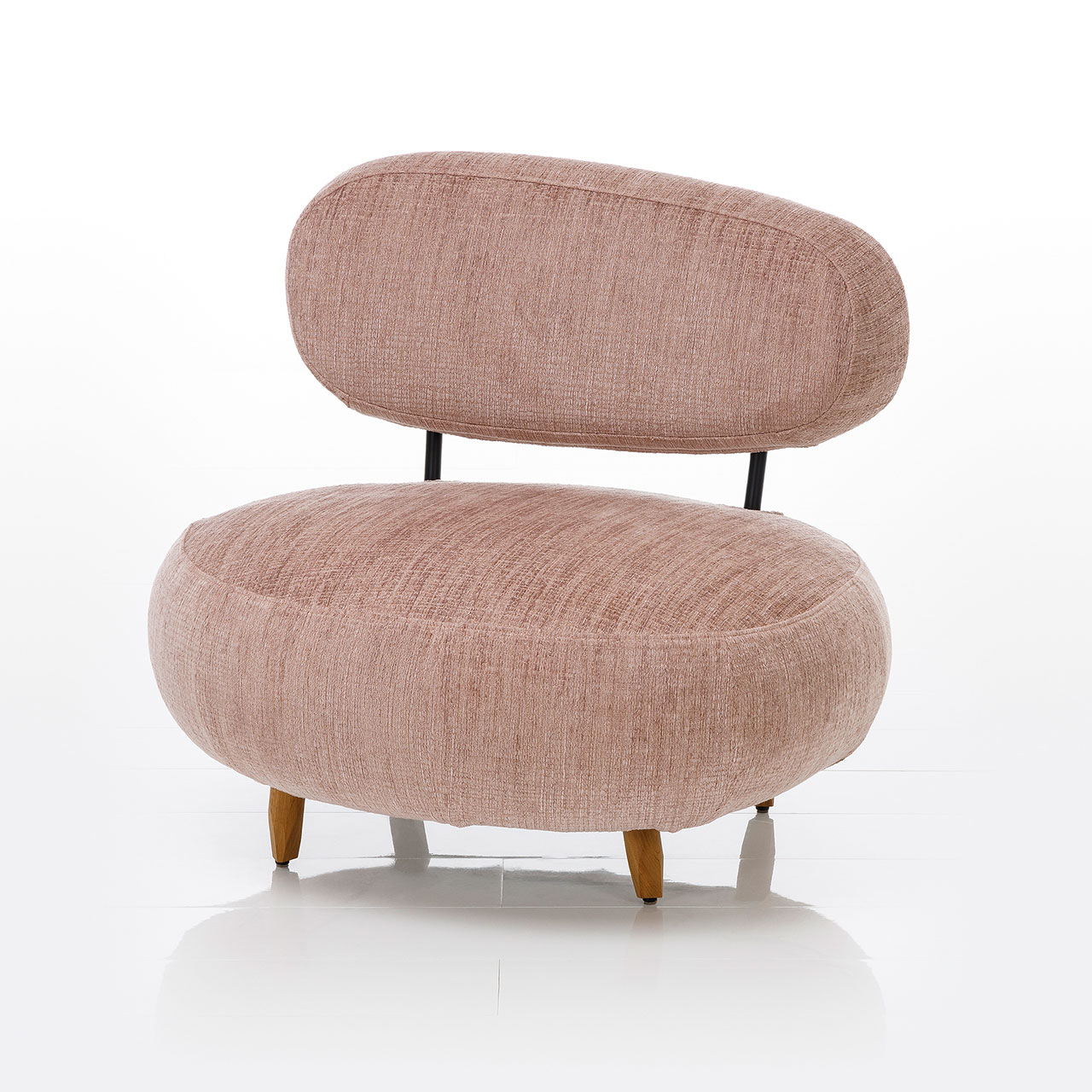 Sessel mit kurzen Füßen in Holz. Die Sitzbasis ist rund, die Lehne oval. Der Sessel ist in altrosa Stoff bezogen.