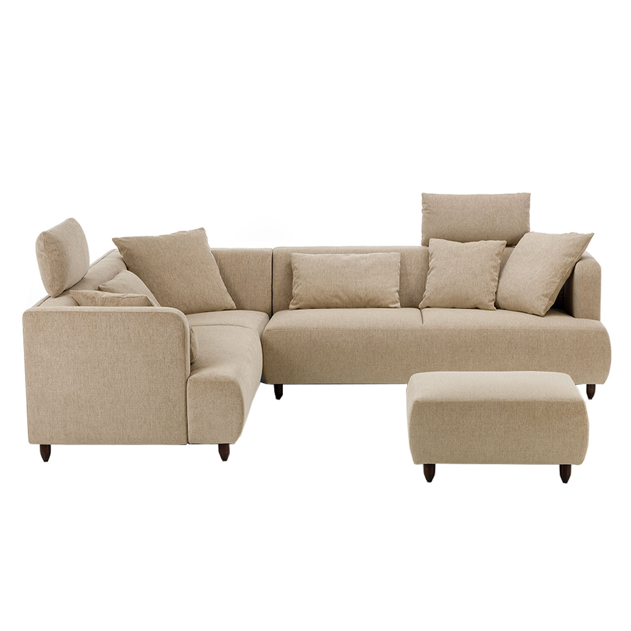 Eckgarnitur bestehend aus Anstellsofa und Eckanbausofa in beige. An der Garnitur wurden an zwei Sitzplätzen Kopfstützen ergänzt. Vor dem linken Sitzplatz steht ein rechteckiger Hocker.