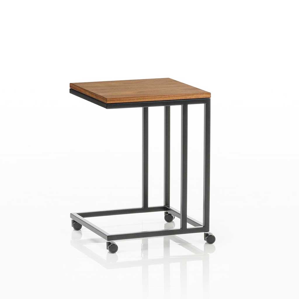 Kleiner Beistelltiscch auf Rollen mit quadratischer Tischplatte in dunkler Eiche und schwarzem Untergestell.