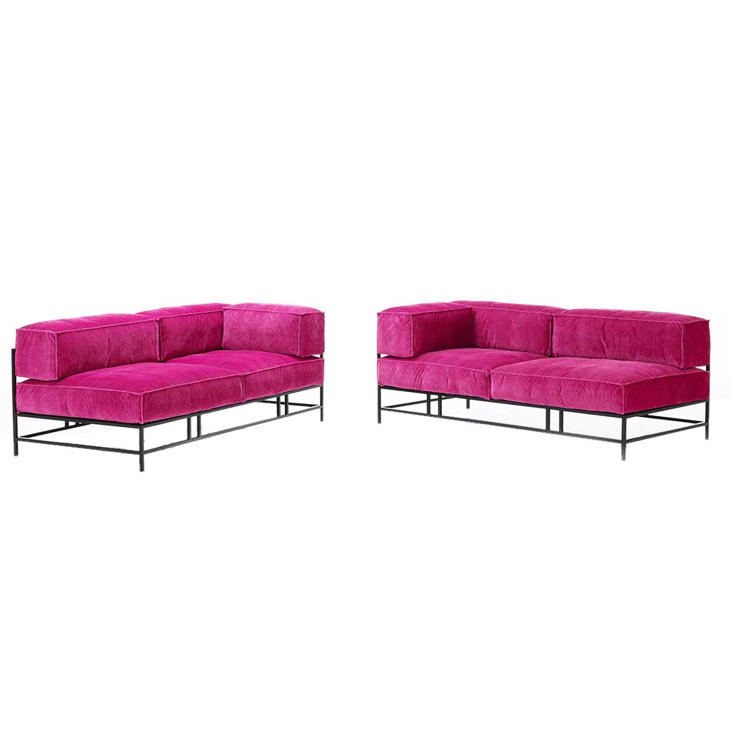 Zwei Openends mit pinken Polstern und schwarzem Metallgestell.