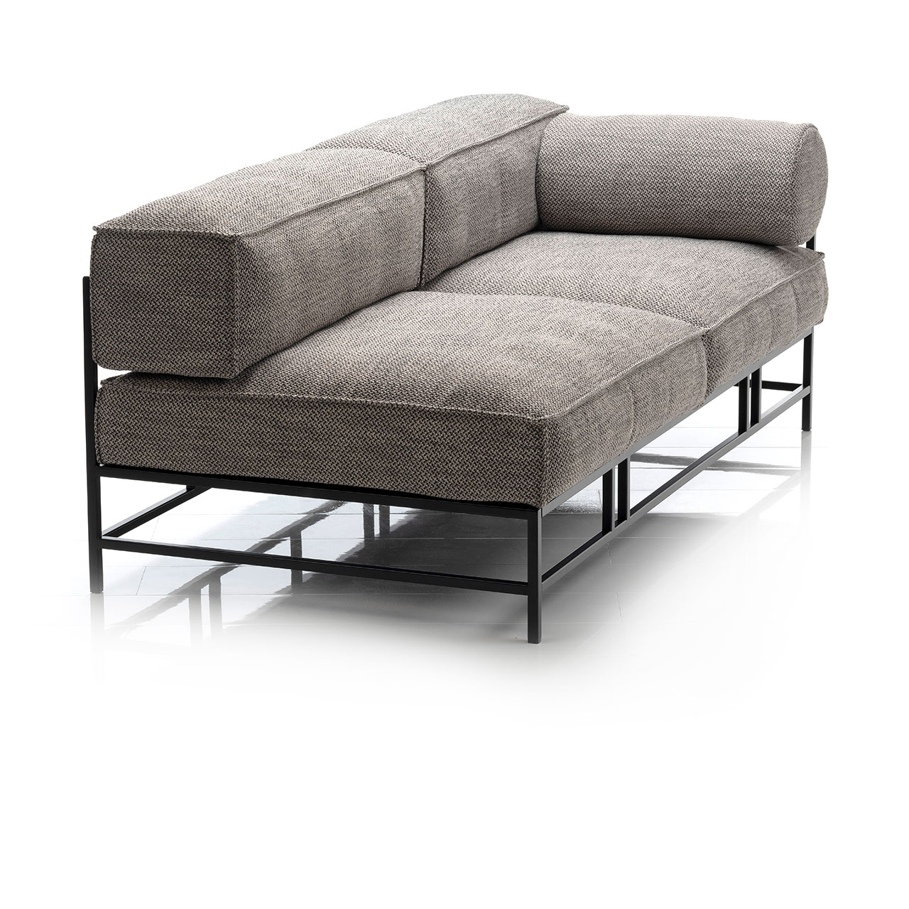 Openend mit Armlehnrolle in grauem Stoff und mit schwarzem Metalluntergestell.